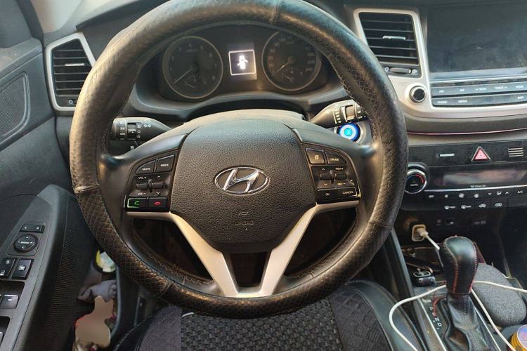 Used Hyundai Tucson 2015 1.6T Dual-Clutch Two-Wheel-Drive Smart Model Steering Wheel