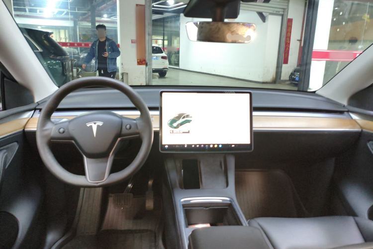 Used Tesla Model Y 2021 Long-Range All-Wheel-Drive Version Center Console