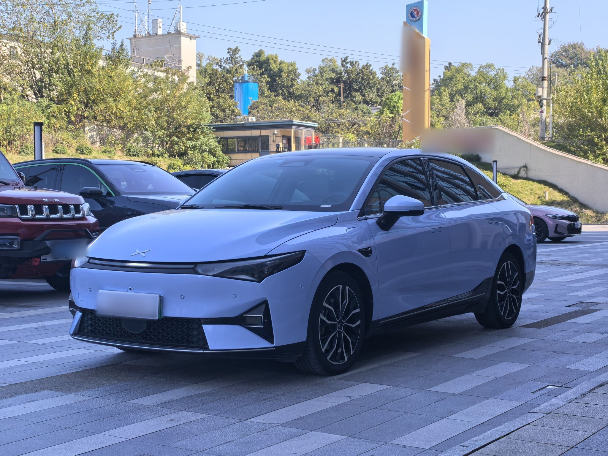 تحت مقدمة السيارة