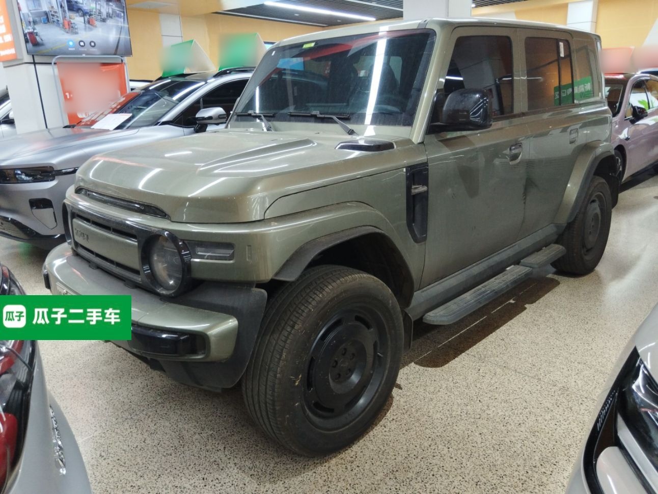 تحت مقدمة السيارة