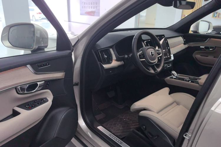 Used Volvo XC90 2025 Facelifted B6 Zhiyuan Luxury Version with 6 Seats
