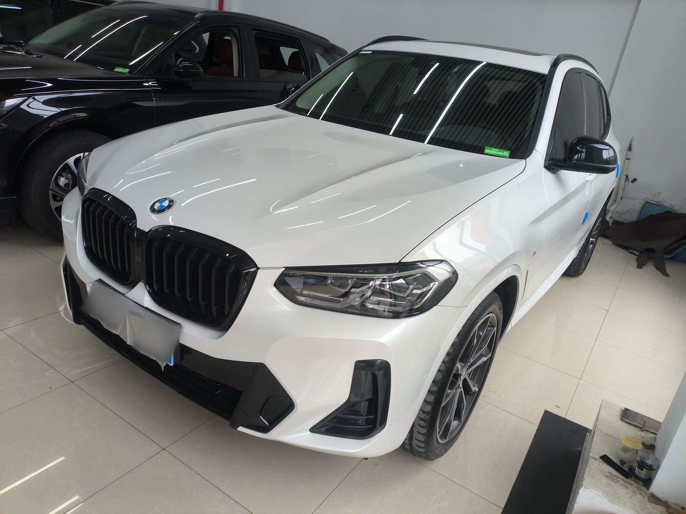 Под передней частью автомобиля