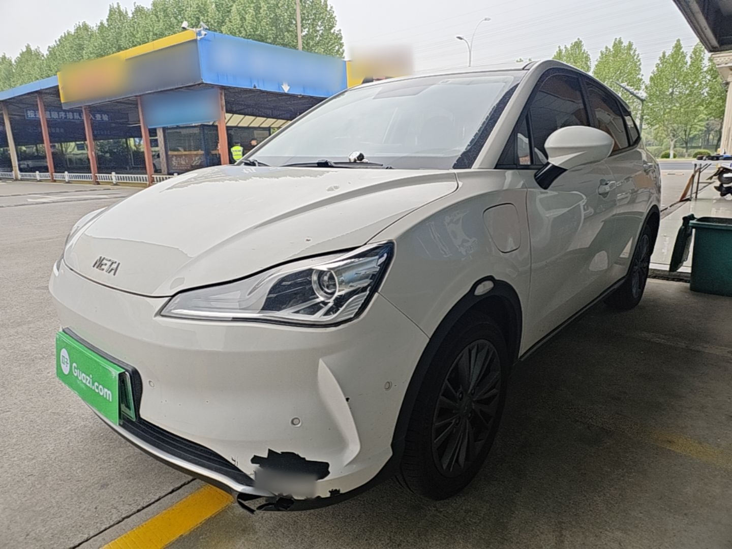 Под передней частью автомобиля