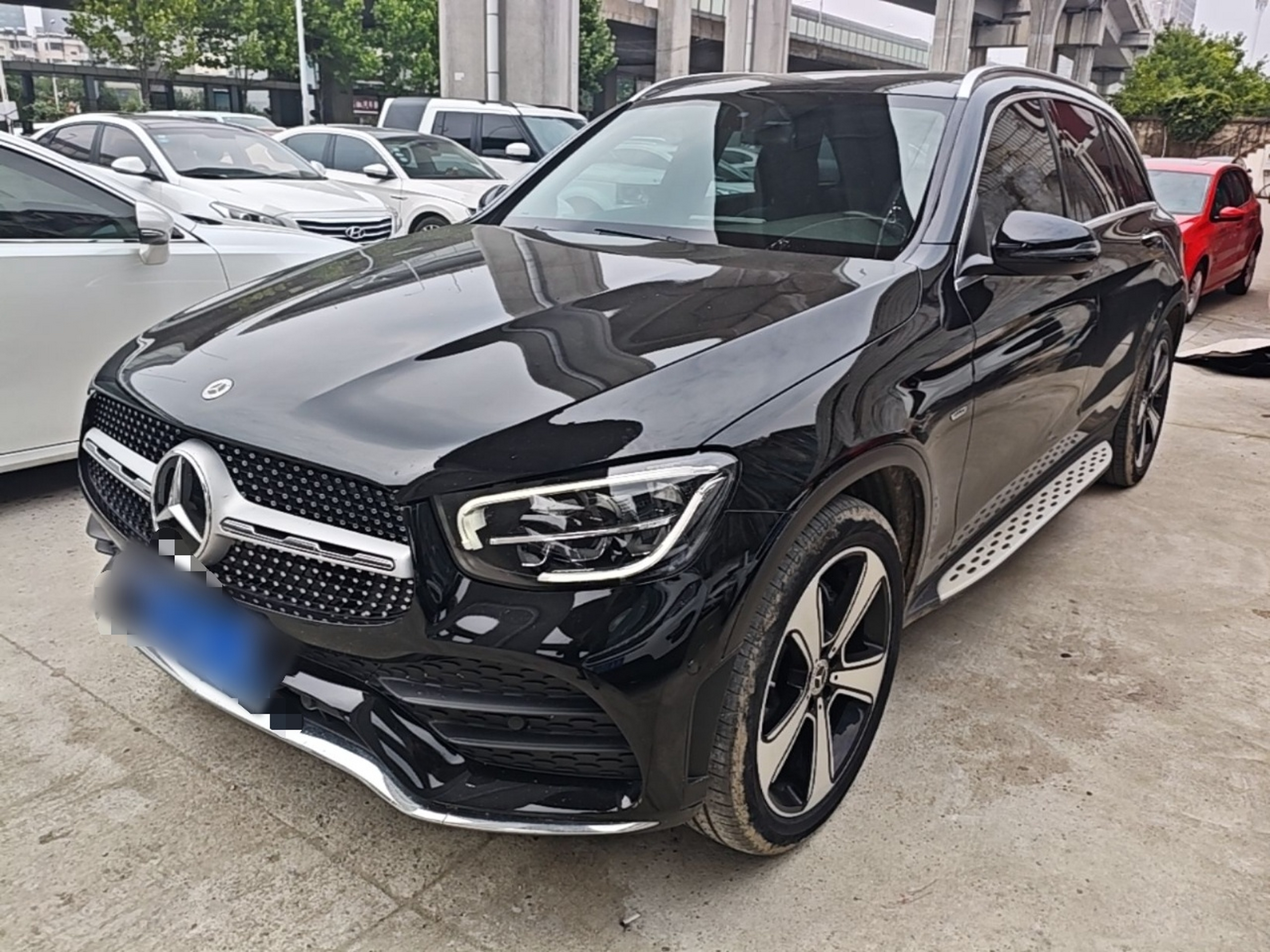 Под передней частью автомобиля