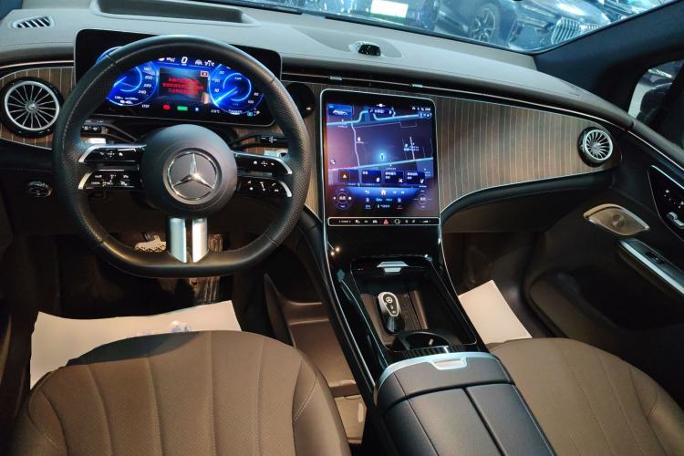 Used Mercedes-Benz EQE SUV 2024 500 4MATIC Luxury Edition Center Console