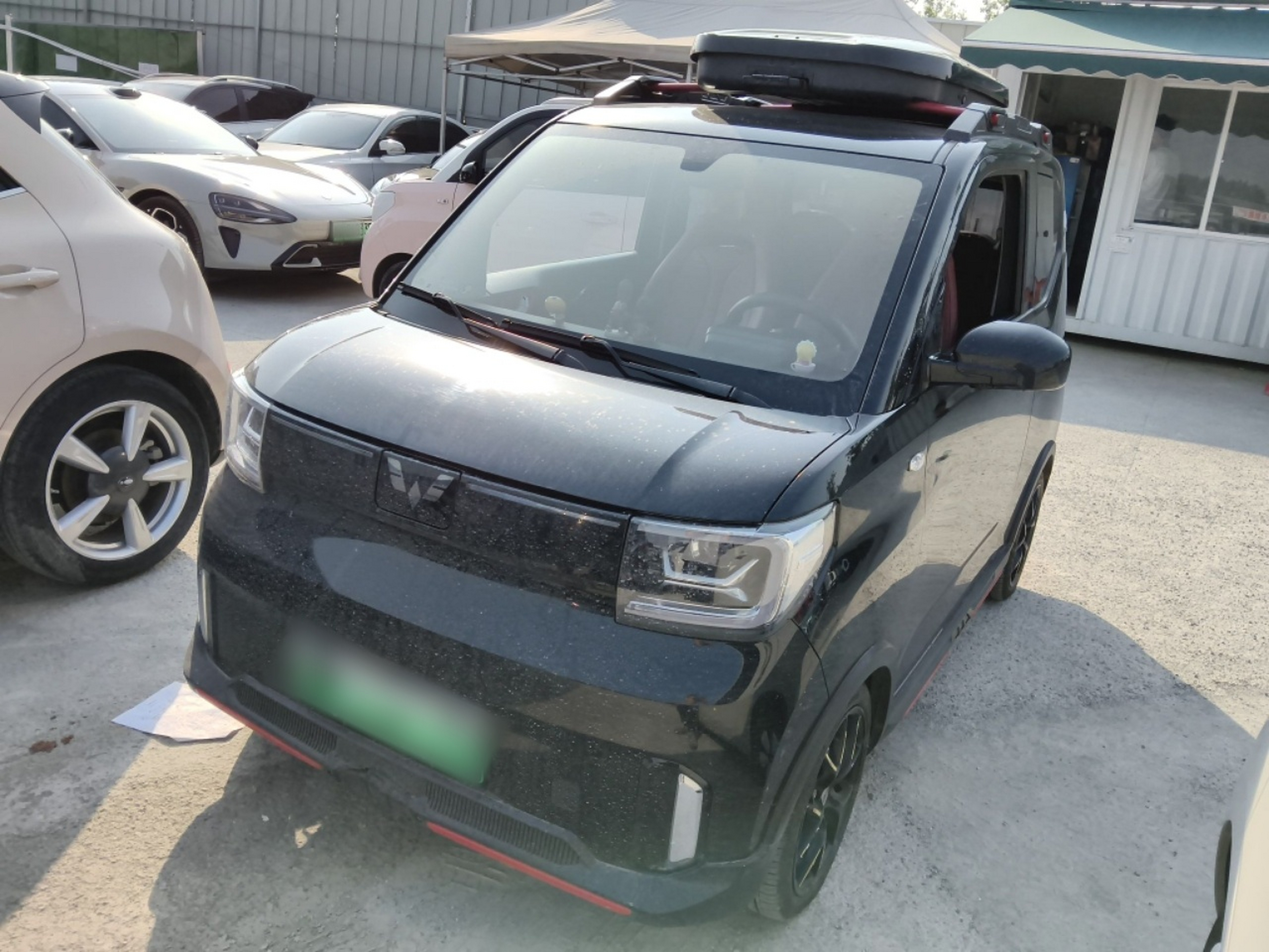 تحت مقدمة السيارة