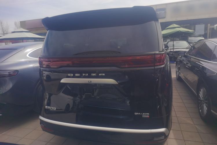 Used Denza D9 2025 DM-i Smart Drive 1020 Four-Wheel Drive Deluxe Model
