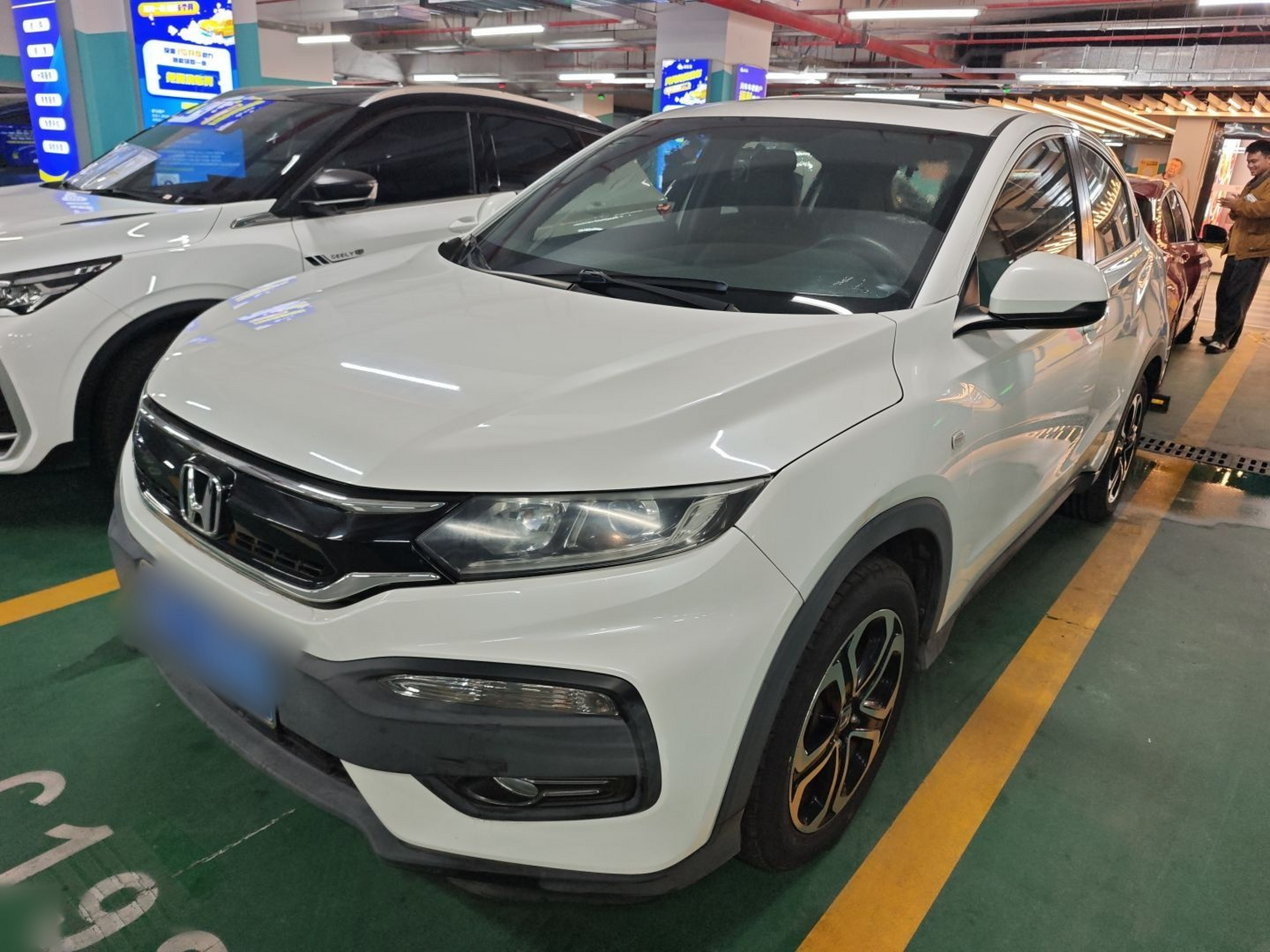 Под передней частью автомобиля