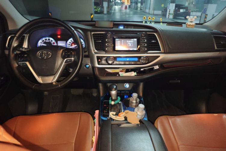 Used Toyota Highlander 2015 2.0T Two-Wheel Drive Luxury Edition 7 Seats Center Console