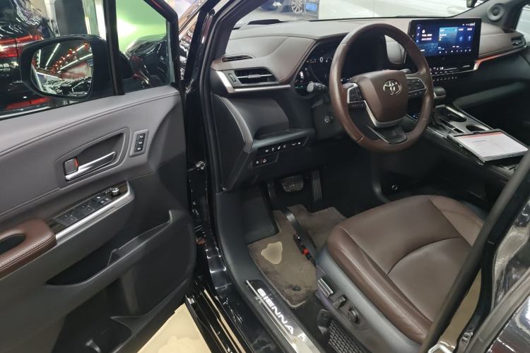 Used Toyota Sienna 2023 2.5L Hybrid Platinum Edition