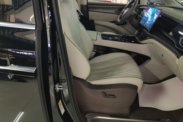 Used Denza D9 2022 DM-i 1040 Prestige Model