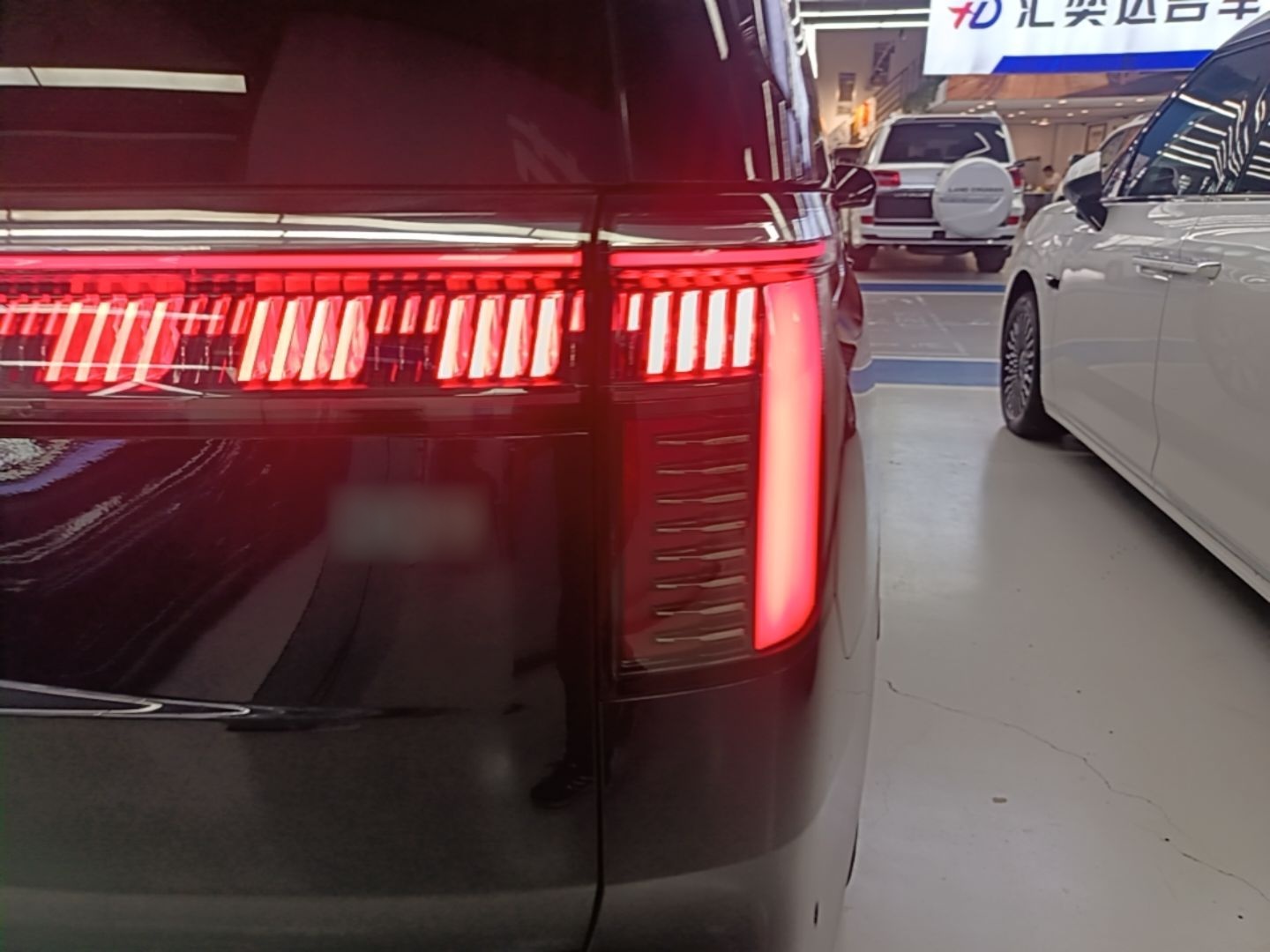 Zeekr 009 2024 7-Seater Walk-Through Version Four-Wheel Drive 108 kWh — снимка 9