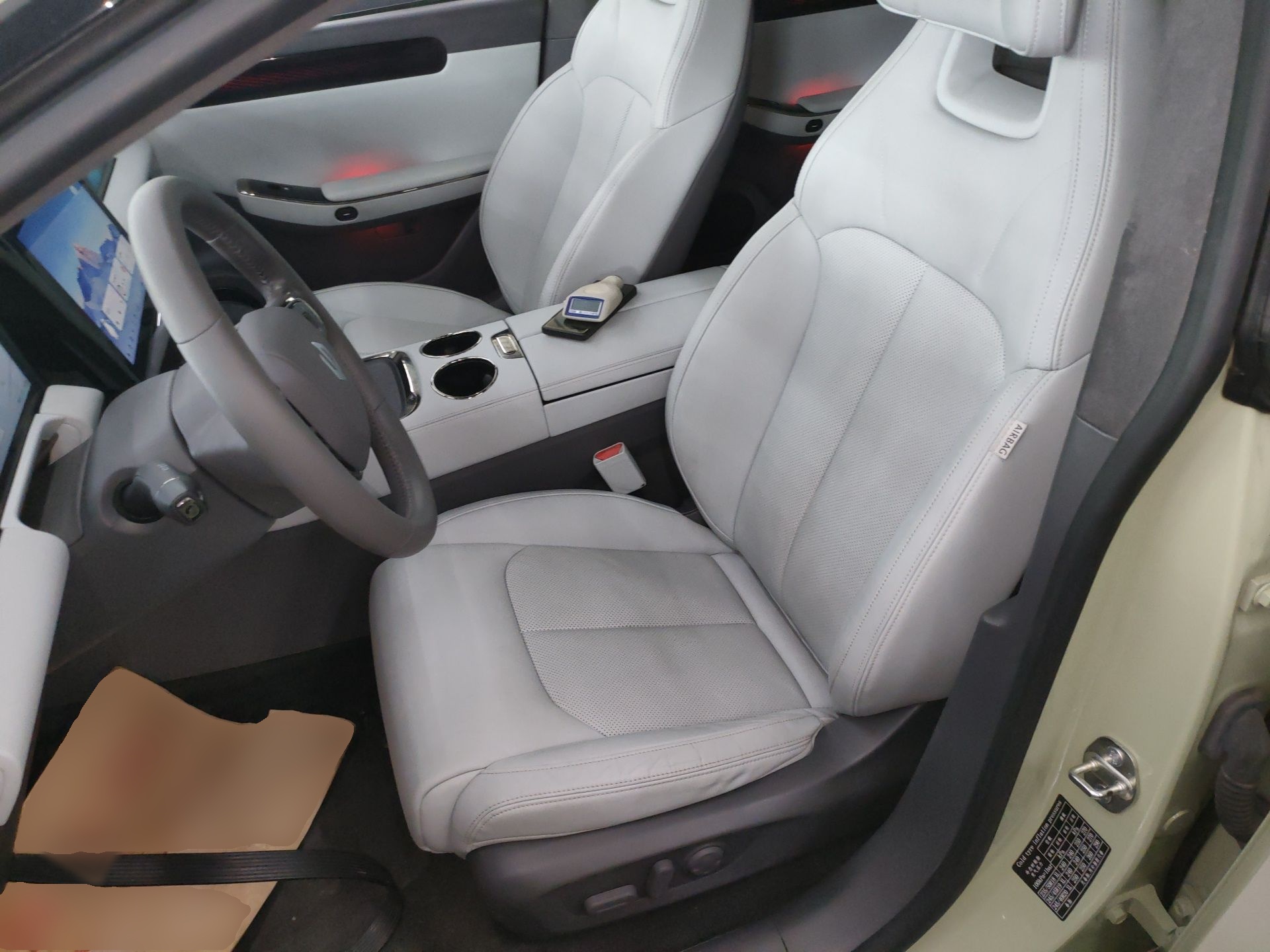 Переднее сиденье в автомобиле