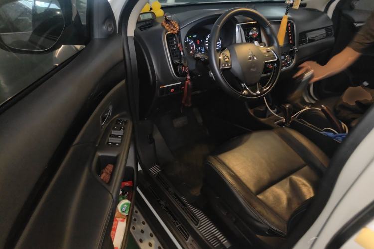 Used Mitsubishi Outlander 2016 2.4L 4x4 Luxury Edition 7-Seater
