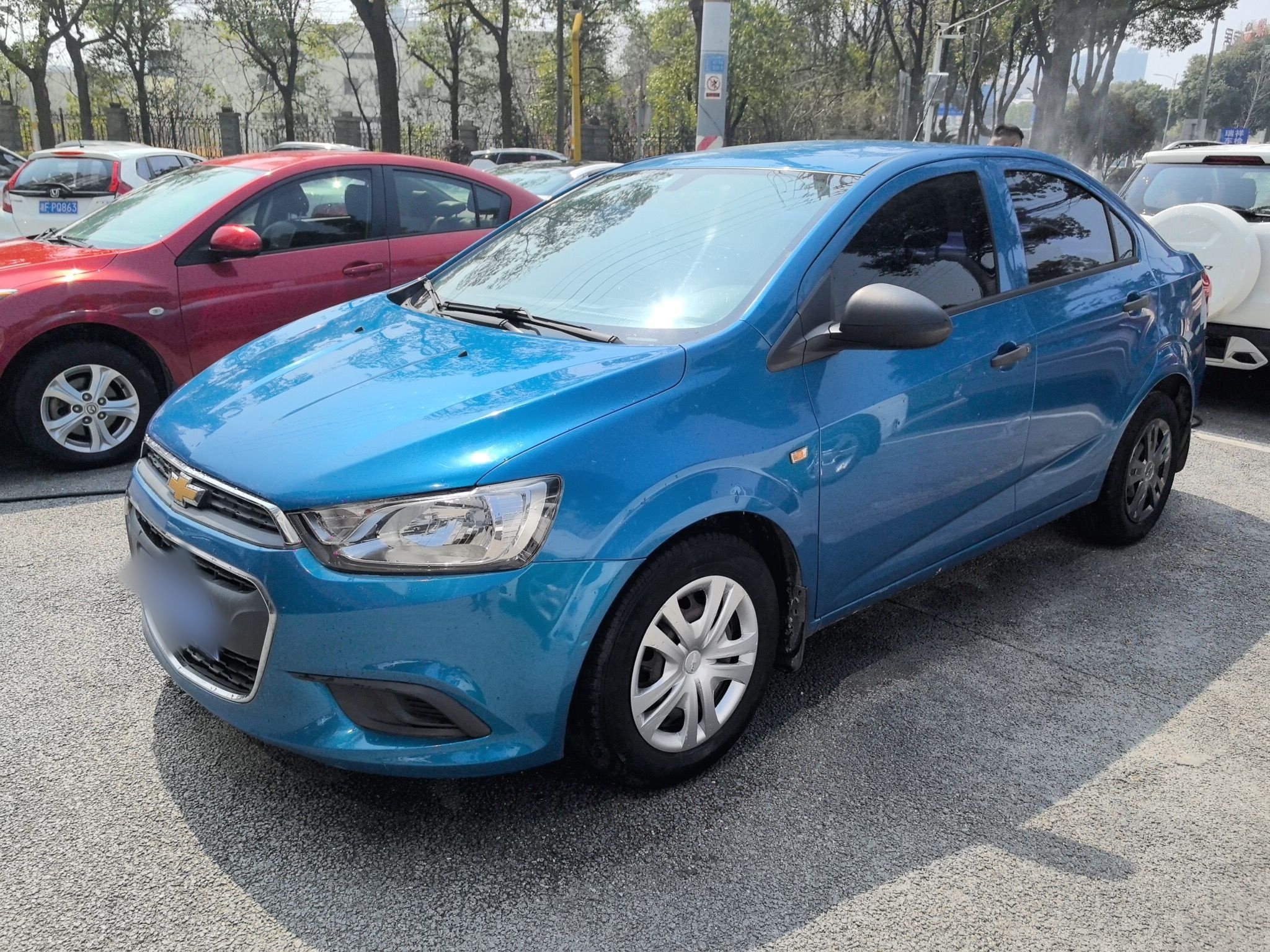 تحت مقدمة السيارة