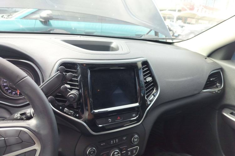 Used Jeep Cherokee 2019 2.0T Two-Wheel Drive Smart Enjoyment Version China V