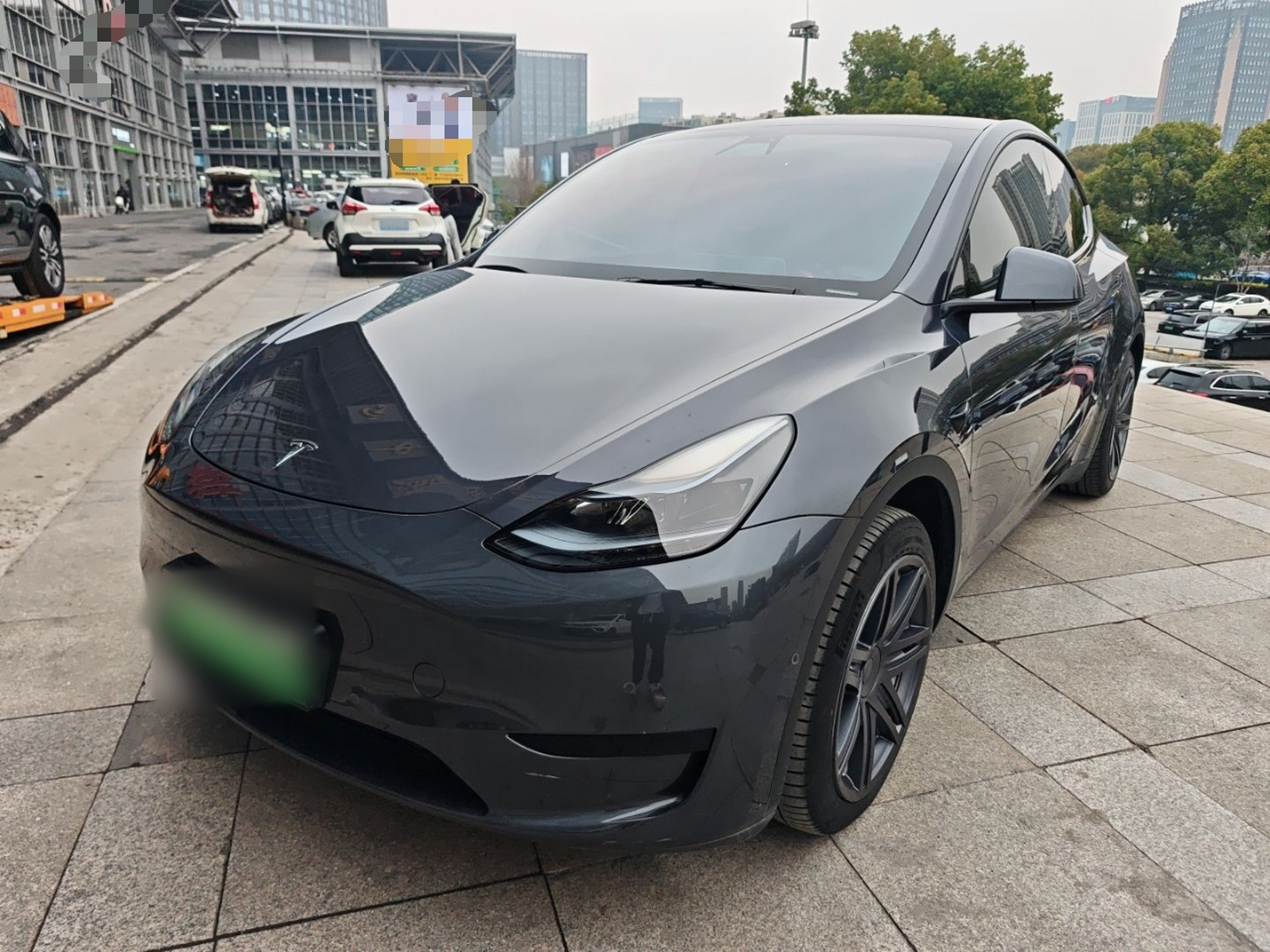 Под передней частью автомобиля