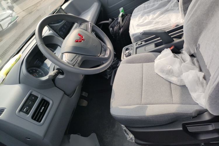 Used Wuling Yangguang 2025 Model 400km Bus Edition—Comfort Edition
