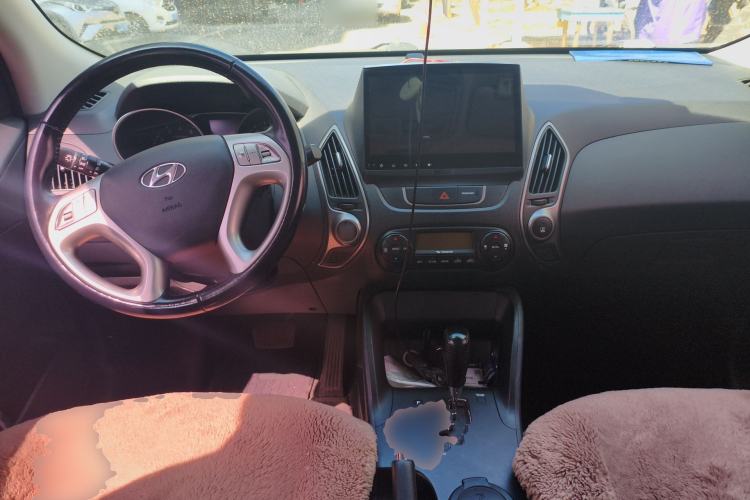 Used Hyundai ix35 2015 2.0L Automatic 2WD Smart Version China V Standard Center Console