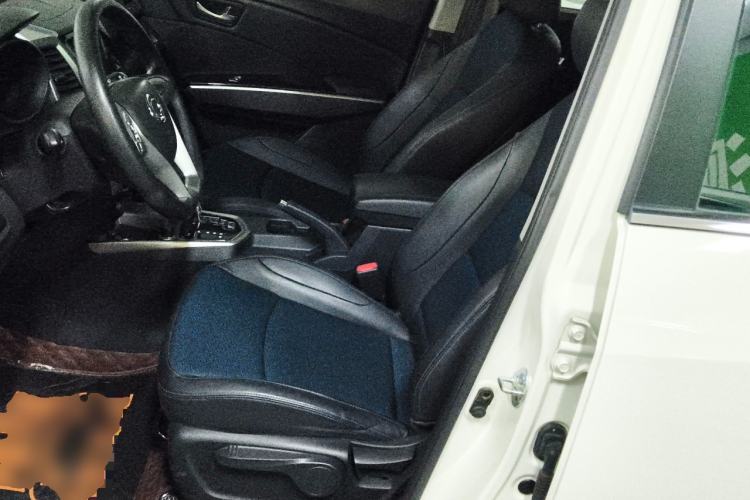 Used SsangYong Tivolan 2015 1.6L Automatic Two-Wheel Drive YARiS L Version
