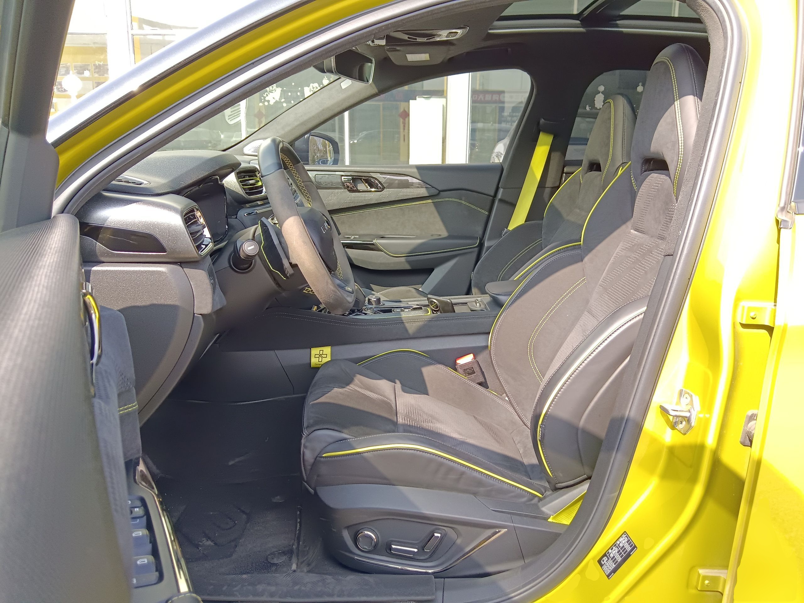 المقاعد الأمامية داخل السيارة