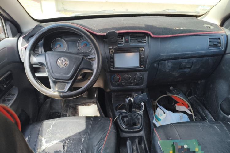 Used Dongfeng Fengon 330 2014 1.5L Manual Utility Version DK15 Center Console