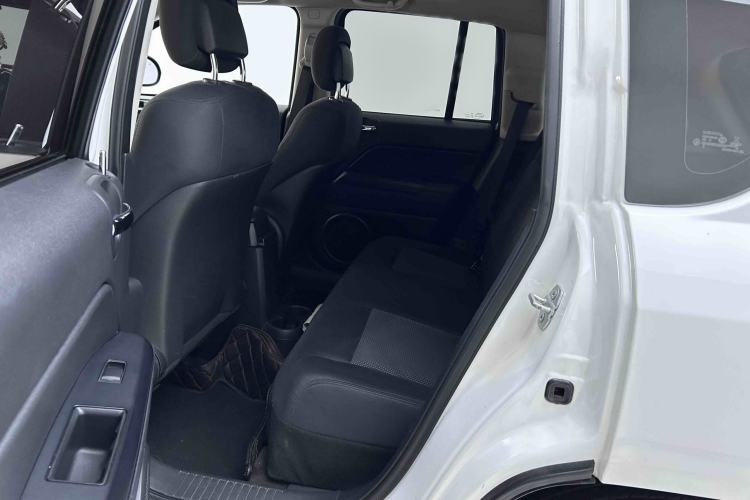 Used Jeep Compass 2015 2.0L two-wheel drive sport version Interior 2