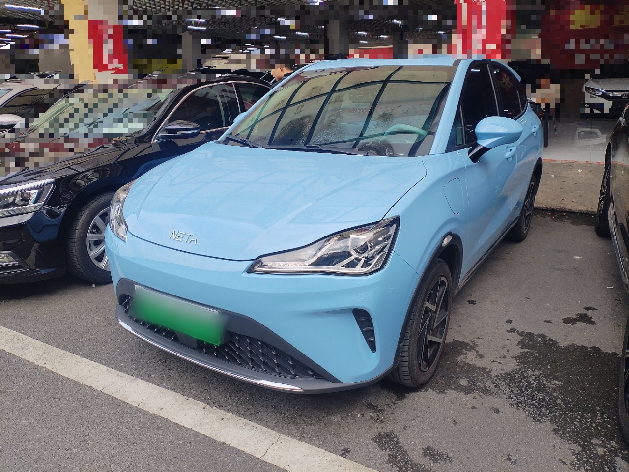 Под передней частью автомобиля
