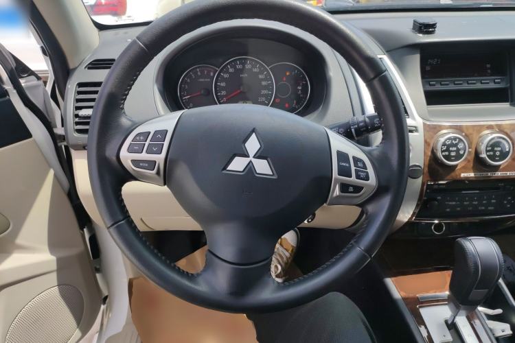 Used Mitsubishi Pajero Sport 2013 3.0L Automatic Two-Wheel Drive Luxury Edition Steering Wheel