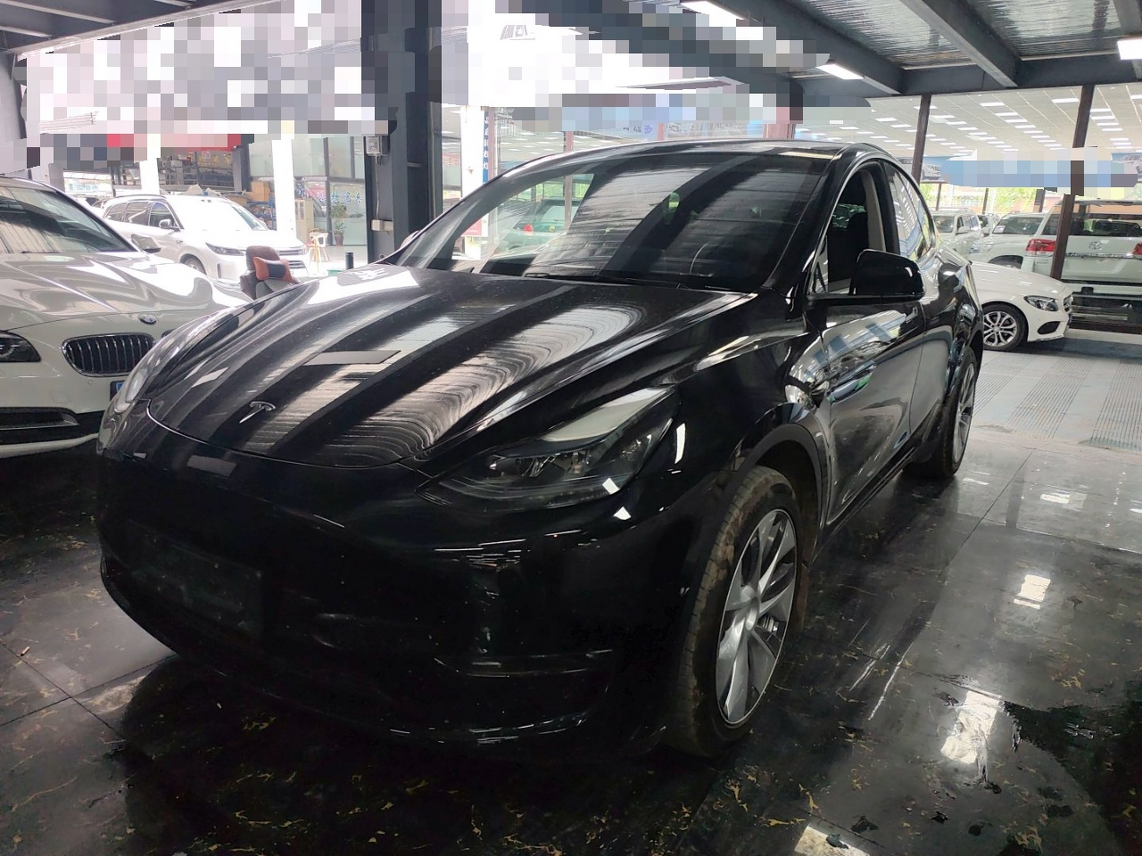 تحت مقدمة السيارة