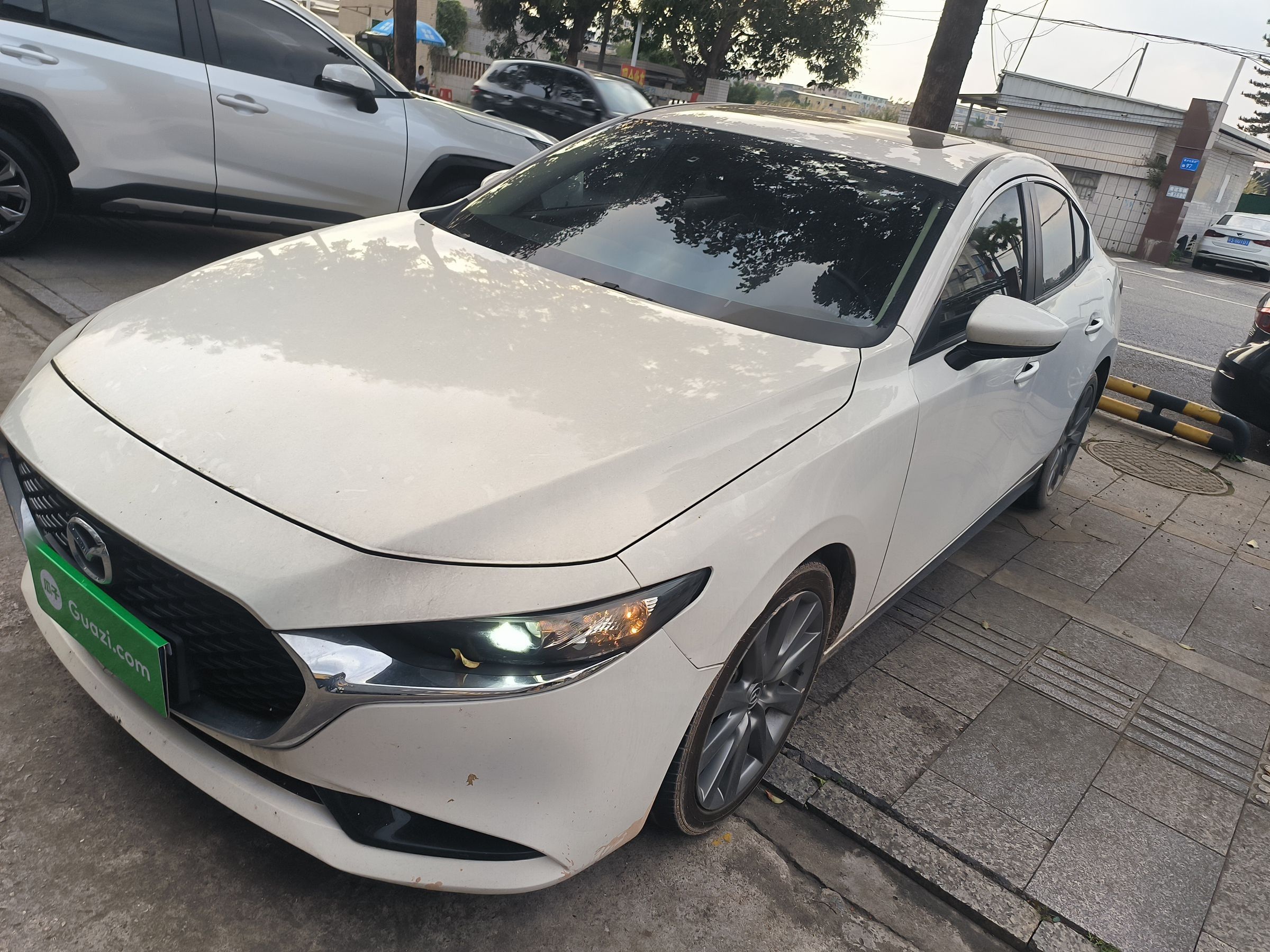 Под передней частью автомобиля