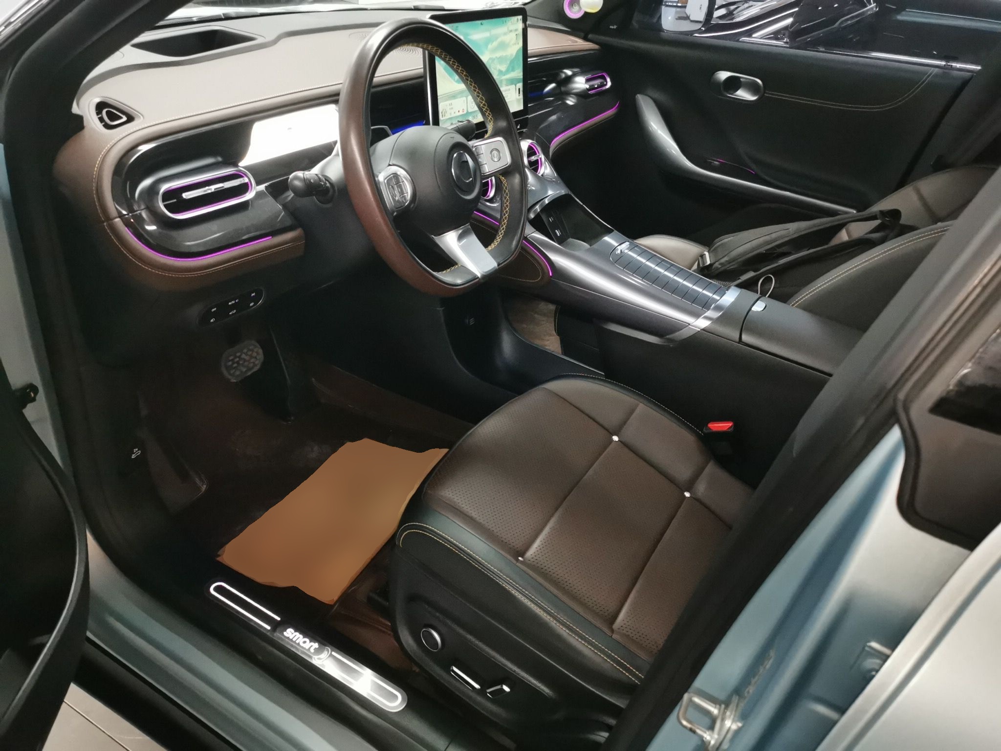 Переднее сиденье в автомобиле