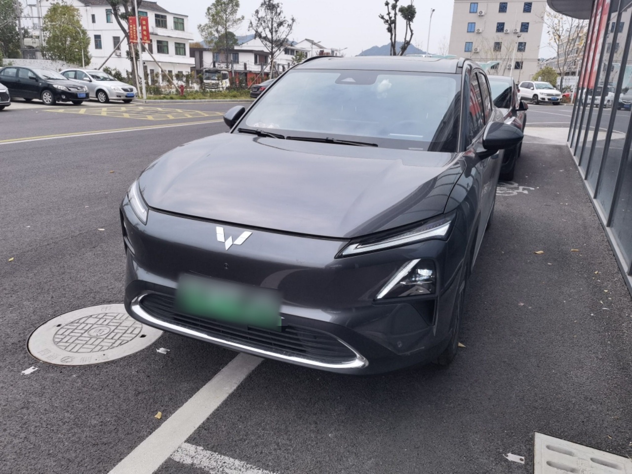 Под передней частью автомобиля