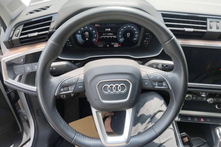 Used Audi Q3 2019 40 TFSI Fashionable and Elegant Model Steering Wheel