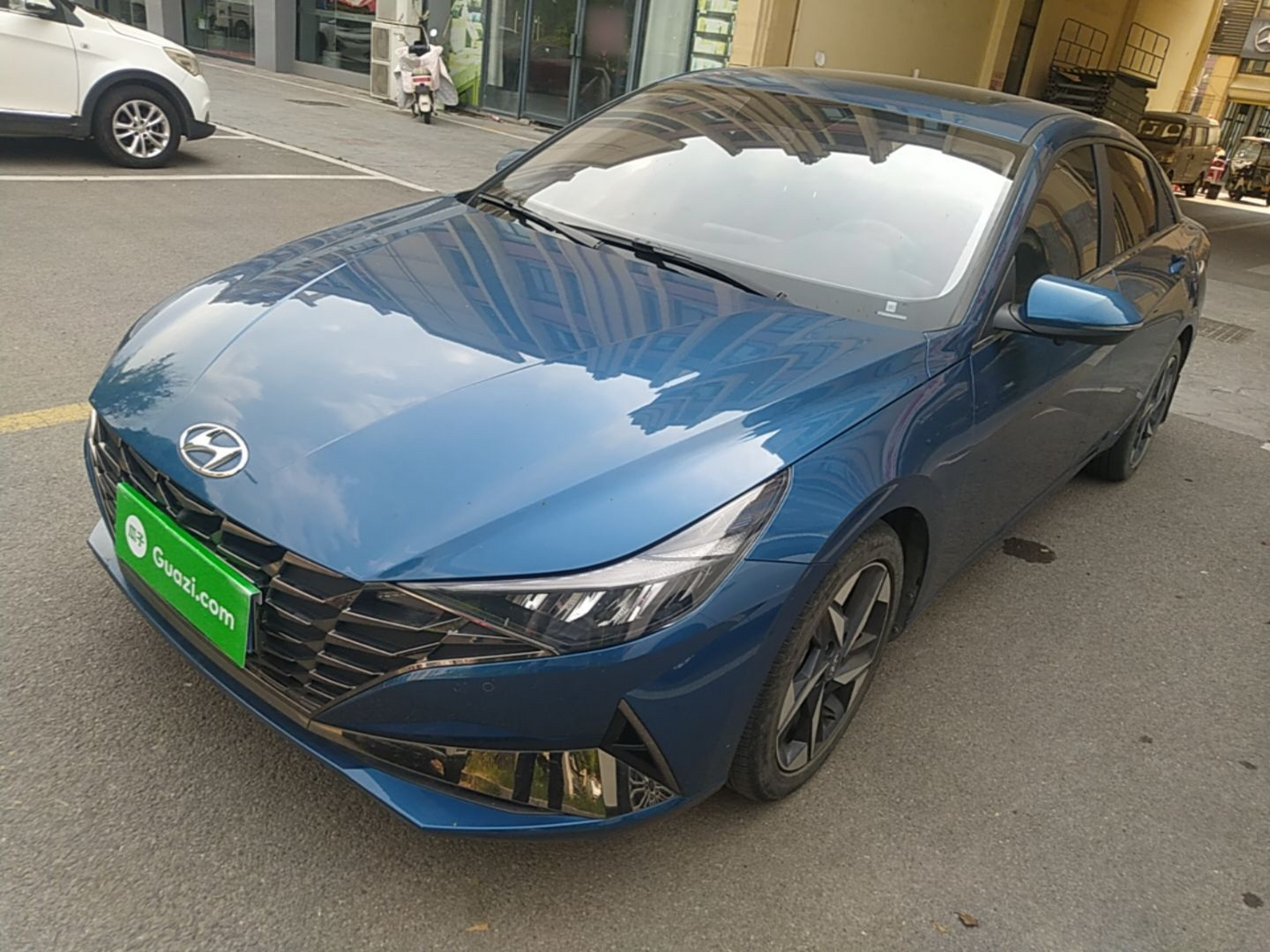 Под передней частью автомобиля