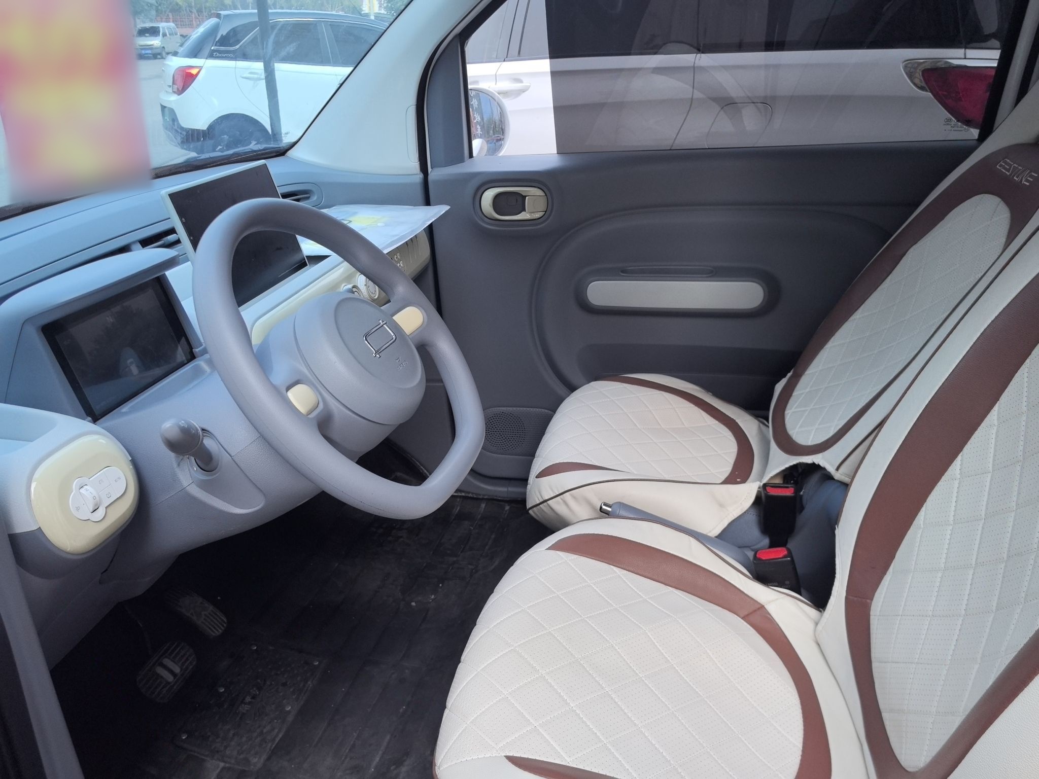 المقاعد الأمامية داخل السيارة