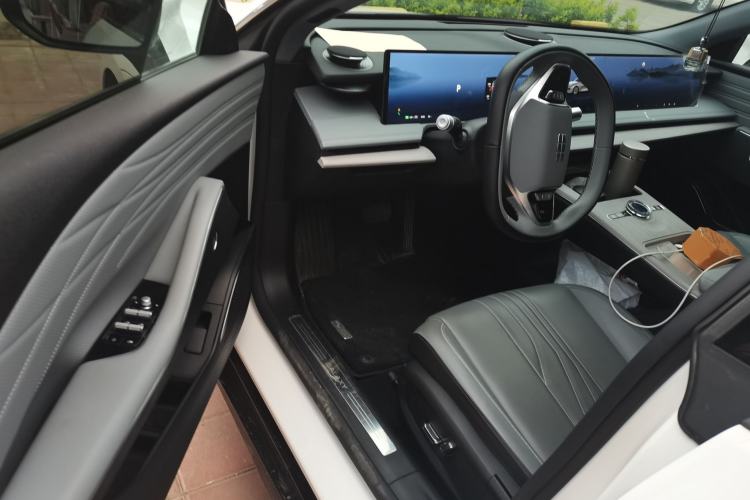 Used Geely Galaxy E8 2024 550 km Range Rear-Wheel-Drive PRO Driver Seat