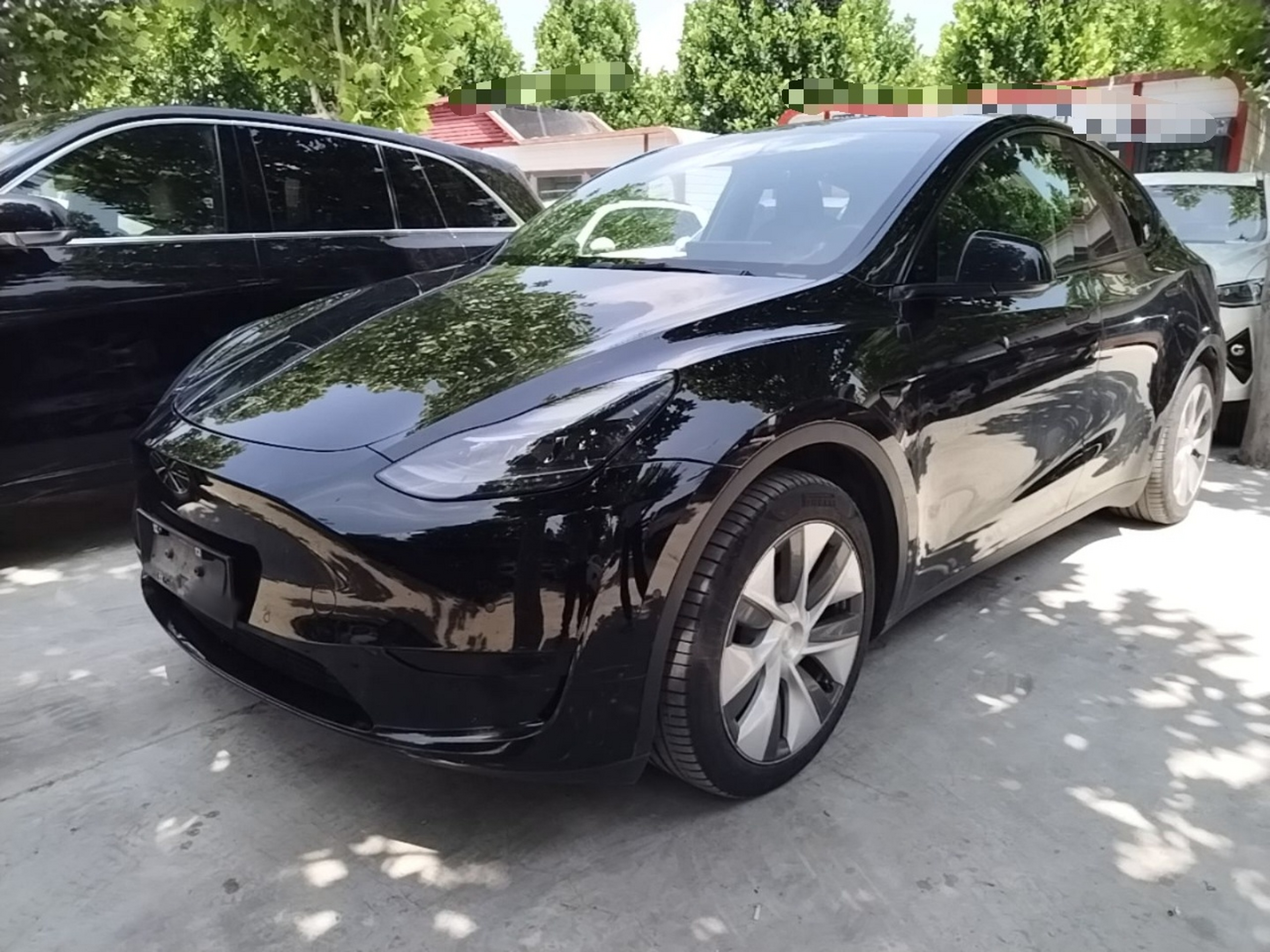 Под передней частью автомобиля