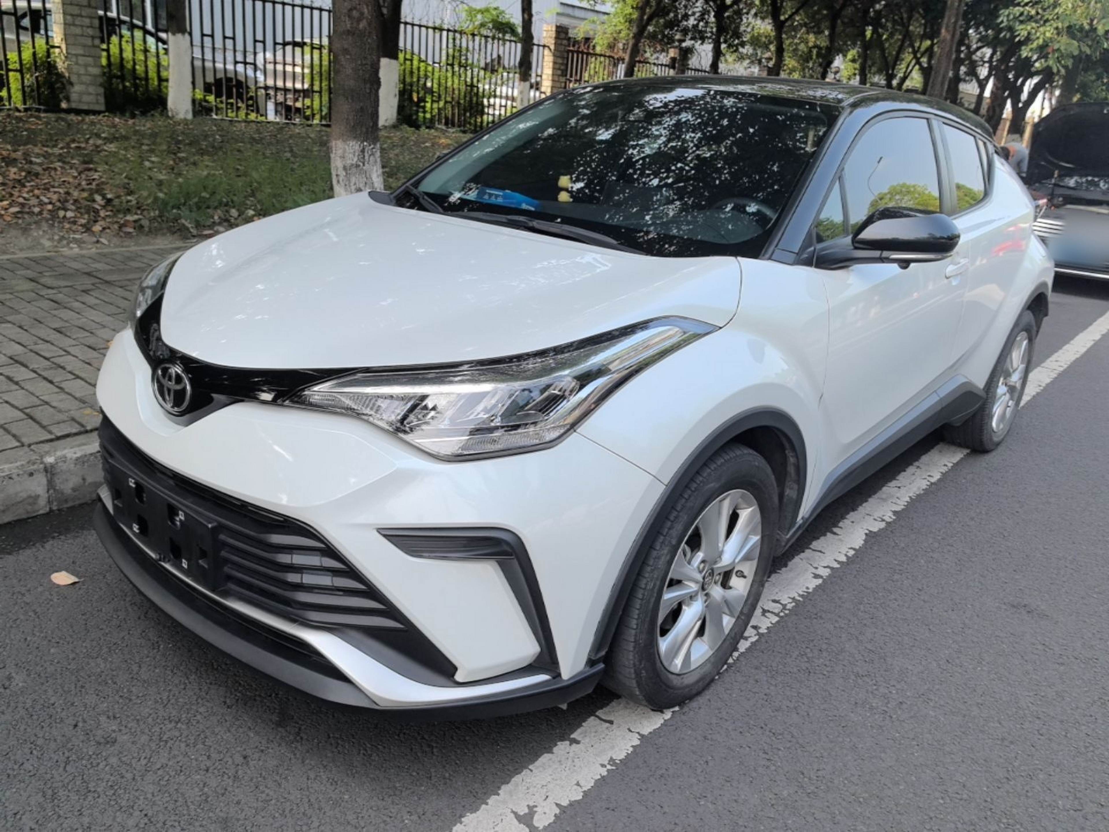 Sob a frente do carro
