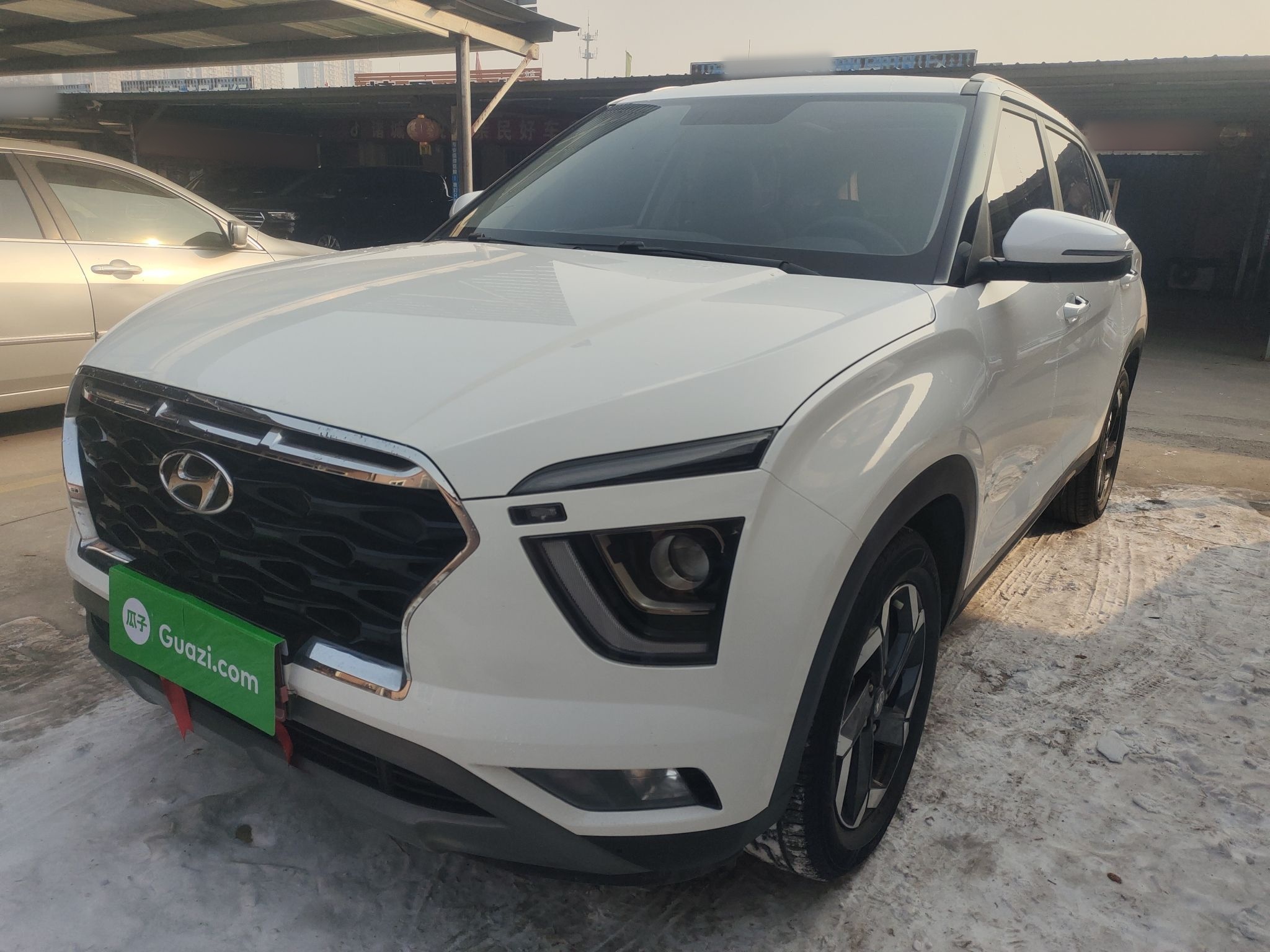 تحت مقدمة السيارة