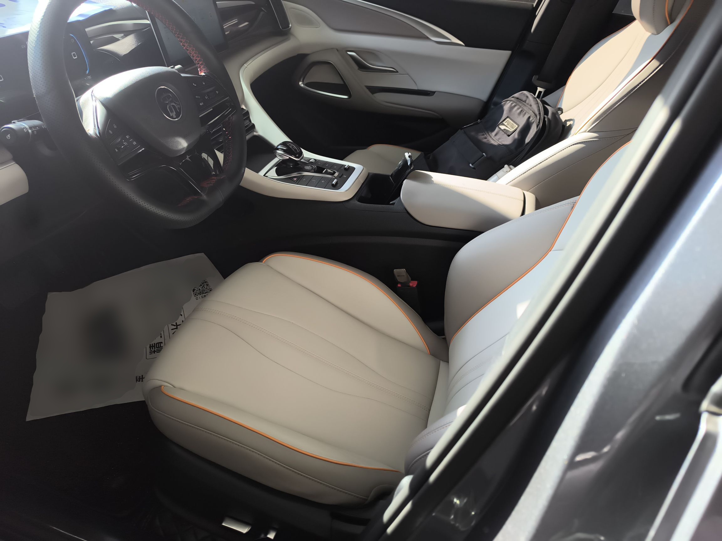 المقاعد الأمامية داخل السيارة