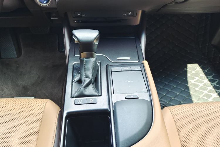 Used Lexus ES 2020 300h Premier Edition
