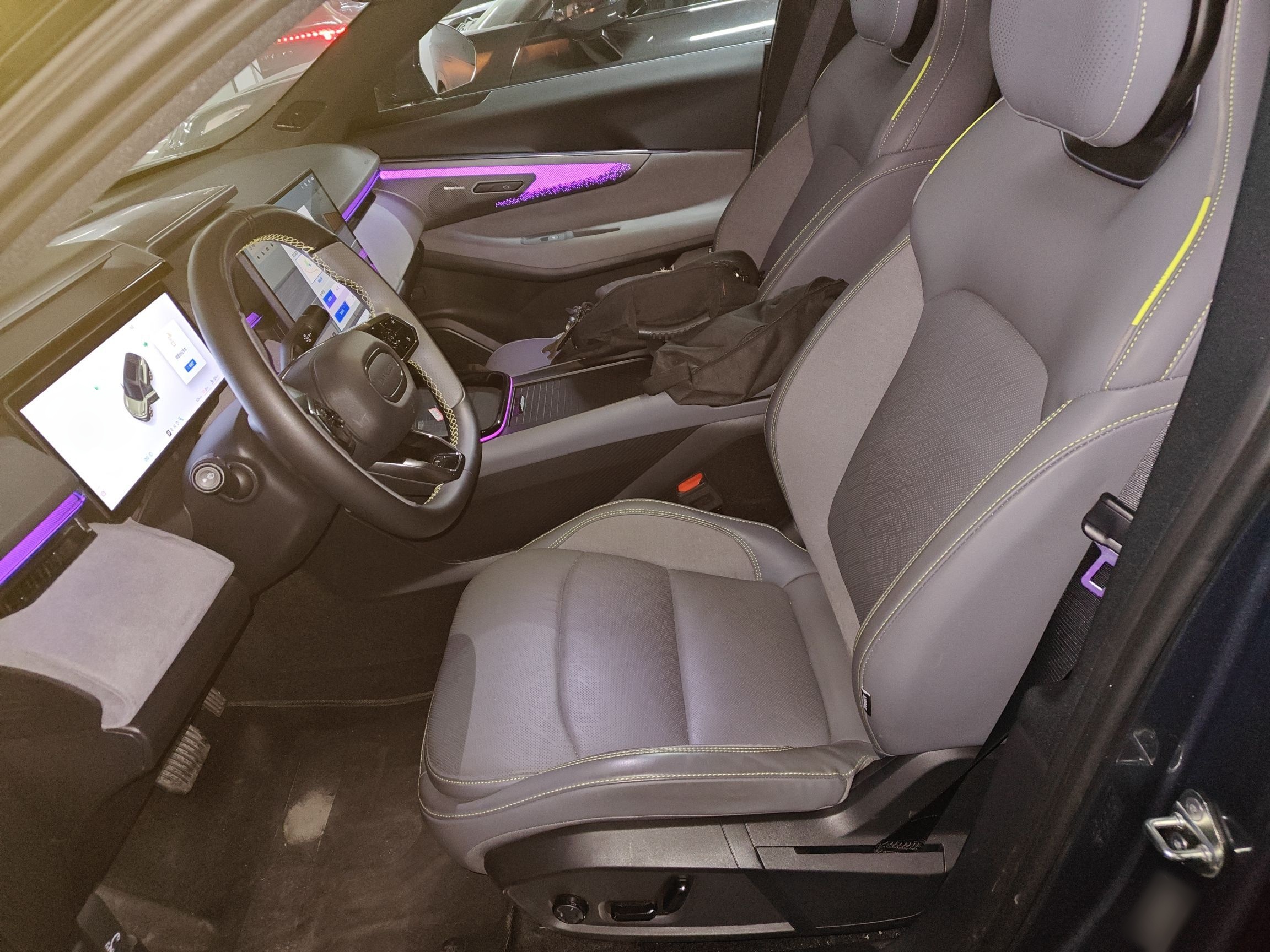 المقاعد الأمامية داخل السيارة