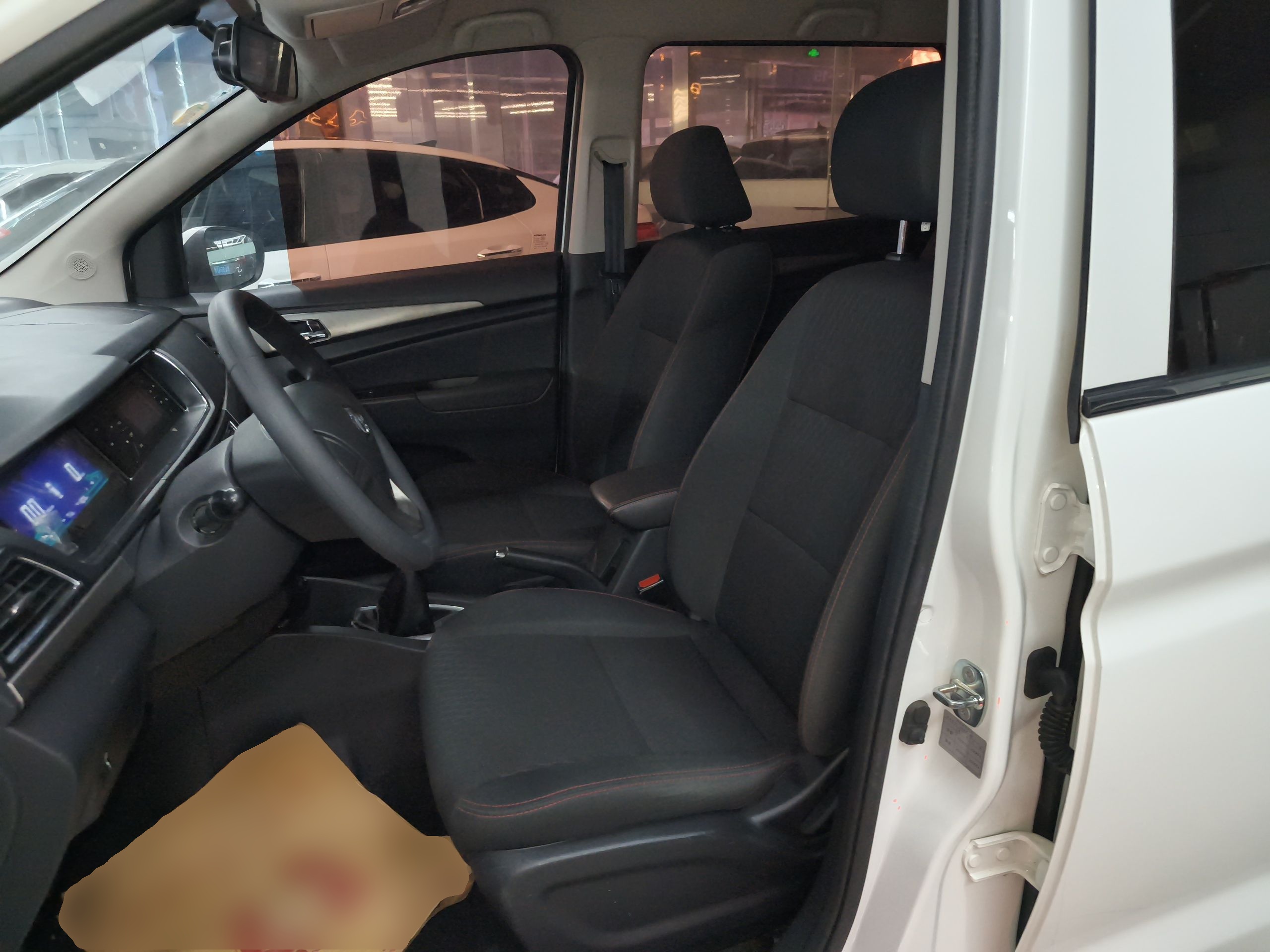 Переднее сиденье в автомобиле