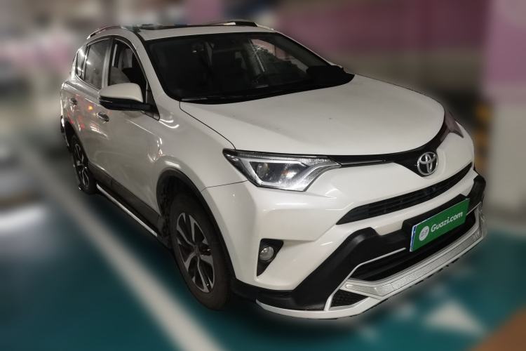 Used Toyota RAV4 2016 2.0L CVT Two-Wheel Drive Fashion Edition China V Standard Front Right 45 Deg