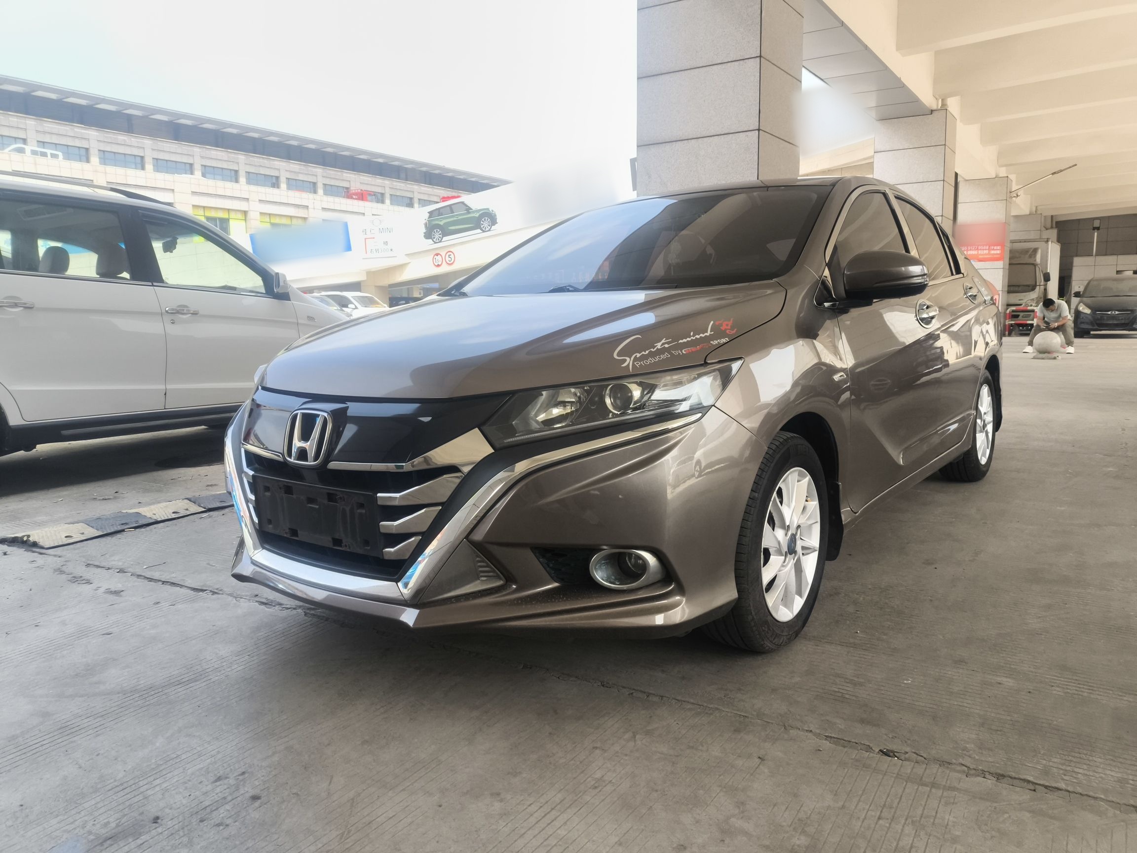 تحت مقدمة السيارة