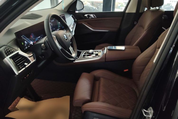 Used BMW X7 2024 xDrive40i Luxury Package – Leading Model Left Front Seat