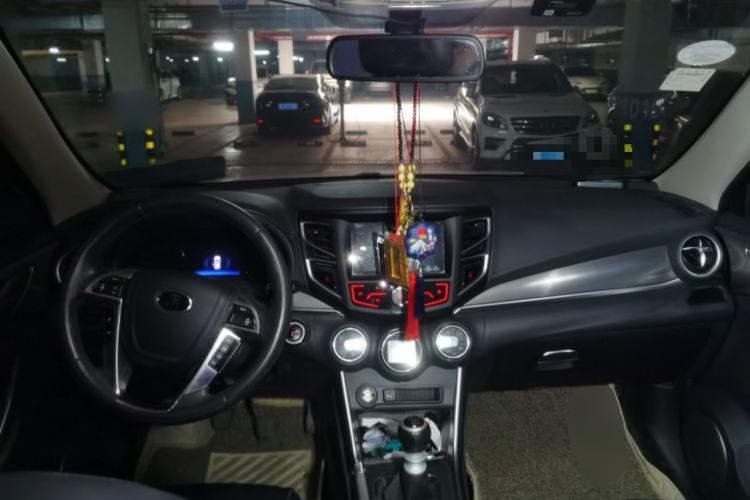 Used BYD Song 2016 Gaishi Edition 1.5TI Manual Leading Model Center Console