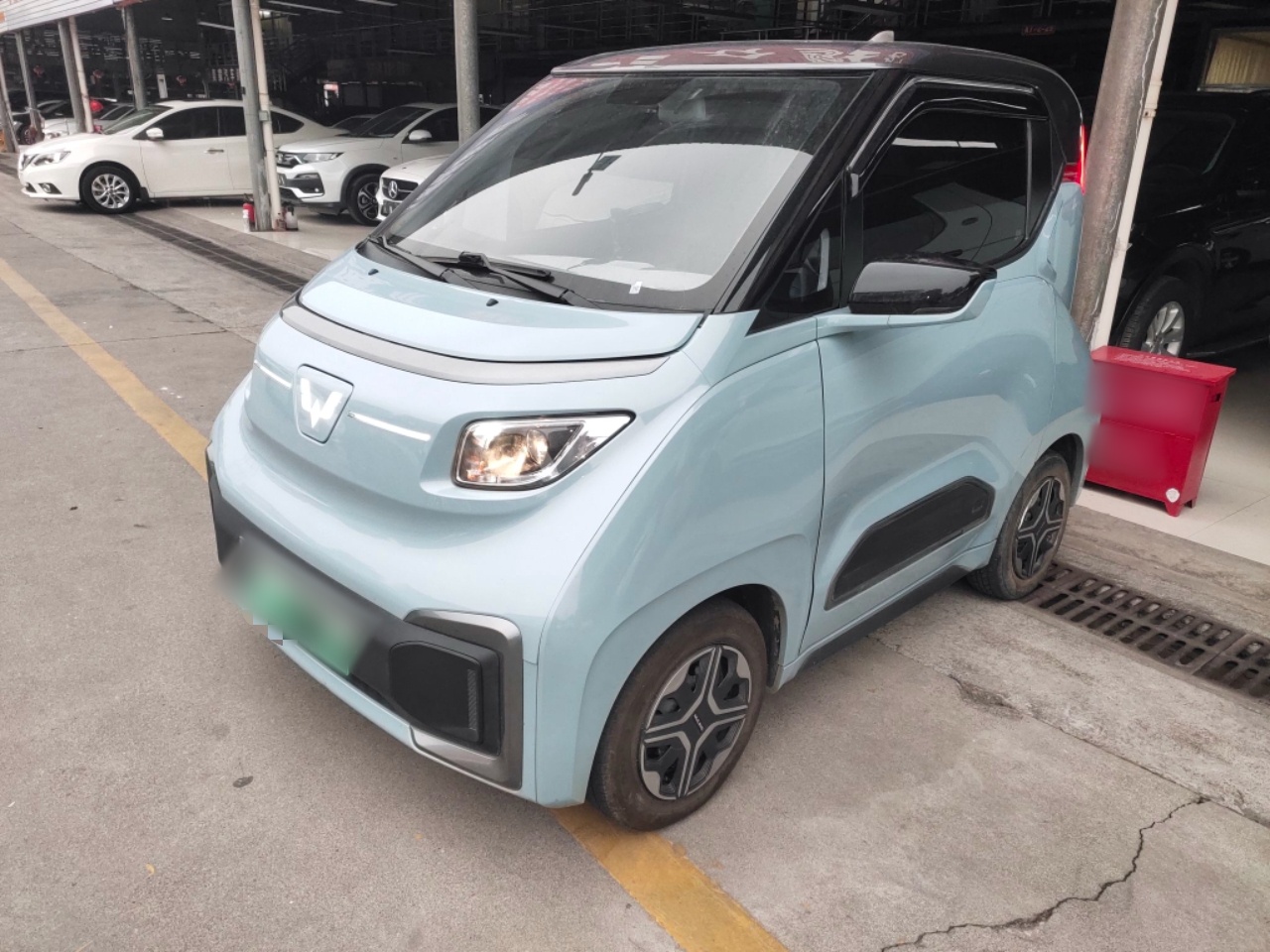 Под передней частью автомобиля