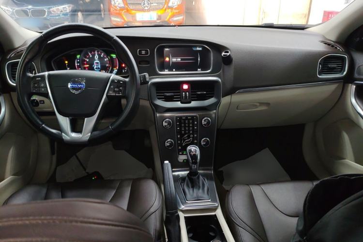 Used Volvo V40 2015 1.6T Zhiya Edition